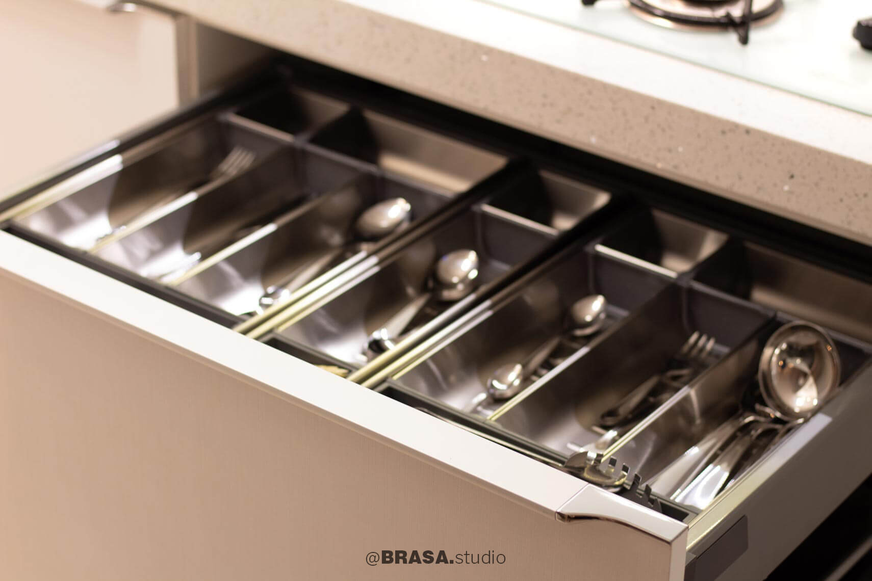 Projeto de interiores de apartamento, fotografia da cozinha, detalhe da gaveta de talheres - BRASA studio